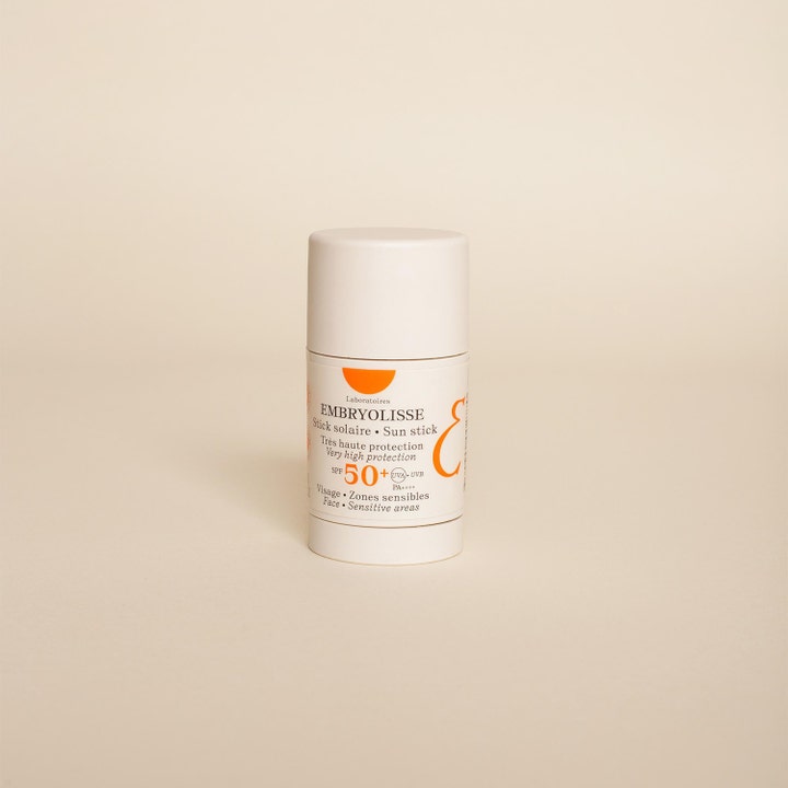Embryolisse Sun Stick SPF50+ 15 g solcreme beskytter sensitive områder i en hvid stift med orange logo