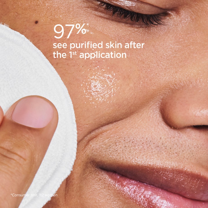 Clarins MyPure-Reset Purifying Matifying Toner 200 ml påføres med vatrondel for en renere hud