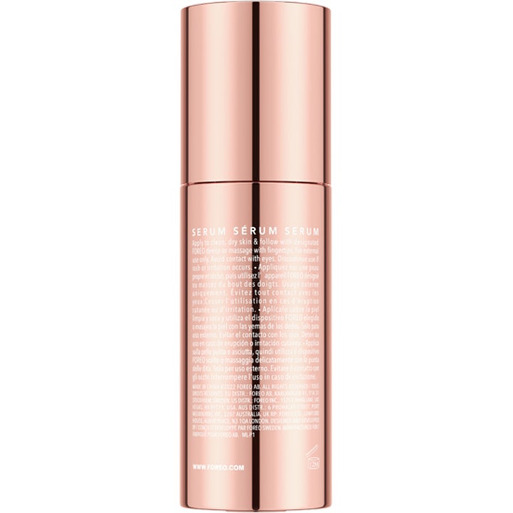 FOREO Supercharged Serum 2.0 30 ml fugtgivende serum i rosaguld emballage med instruktioner på bagsiden.