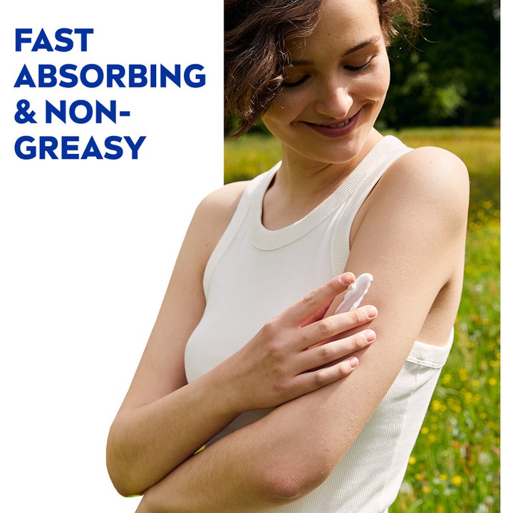 NIVEA Soft 200 ml fugtgivende creme påføres armen og giver hurtig absorbering uden at fedte.