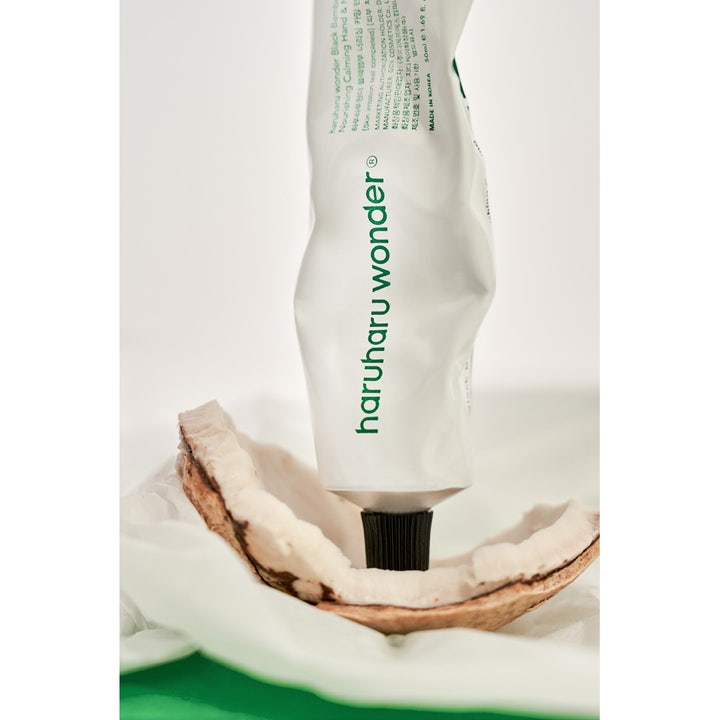 haruharu wonder Black Bamboo Hand & Nail Cream 50 ml nærende håndcreme i hvid tube stående i naturlig bambus