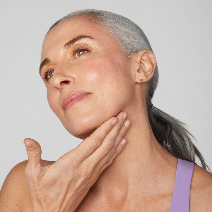 Clinique Smart Clinical Repair Lifting Face + Neck Cream 50 ml løftende ansigtscreme påføres på halsen af moden kvinde.