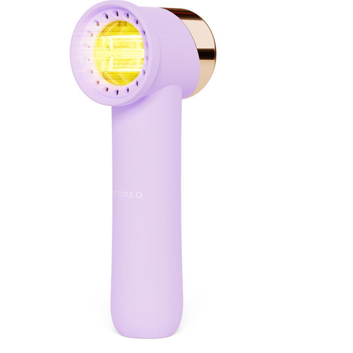 FOREO FAQ 211 LED-apparat der skaber fornyet glød i lilla design med gult lys og detaljer i guld.