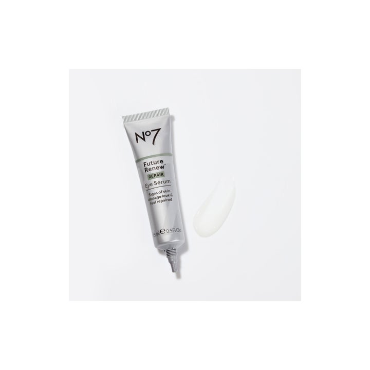 No7 Future Renew Repair Eye Serum 15 ml reparerende øjenserum i sølvtub med let hvid teksturprøve.