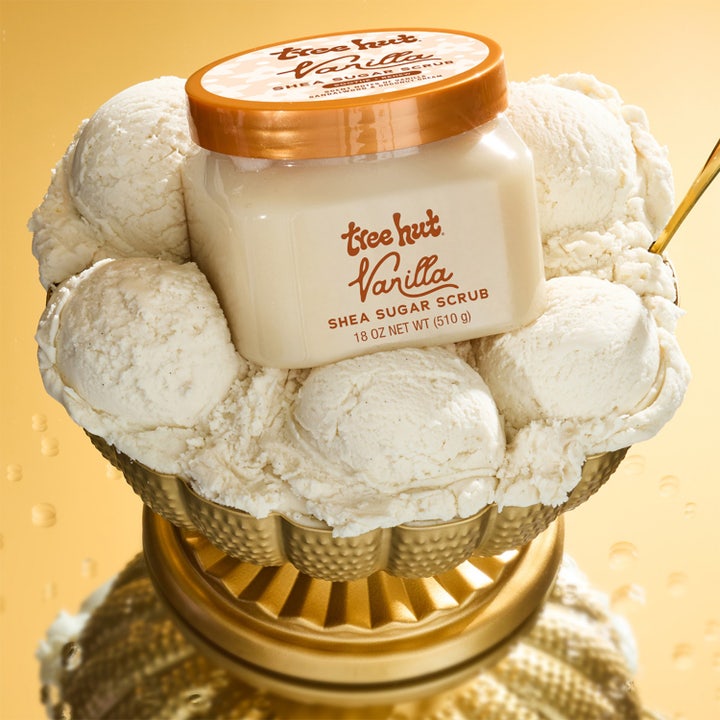 Tree Hut Shea Sugar Scrub Vanilla 510 g eksfolierende bodyscrub i krukke placeret i en guldskål med vaniljeis