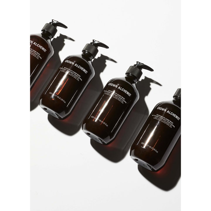 Grown Alchemist Invigorate Hand Wash 500 ml opfriskende håndsæbe i mørkebrune flasker med pumpe på hvid baggrund