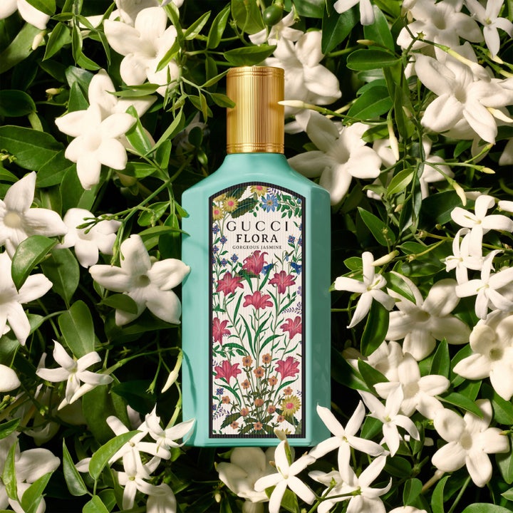 Gucci Flora Gorgeous Jasmine Eau de Parfum 50 ml i turkis flakon omgivet af hvide jasminblomster