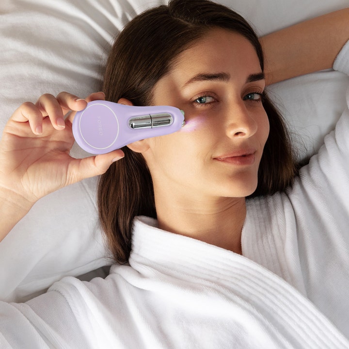 FOREO BEAR 2 eyes & lips 1 stk mikrostrøm mod rynker brugt af kvinde i hvid morgenkåbe