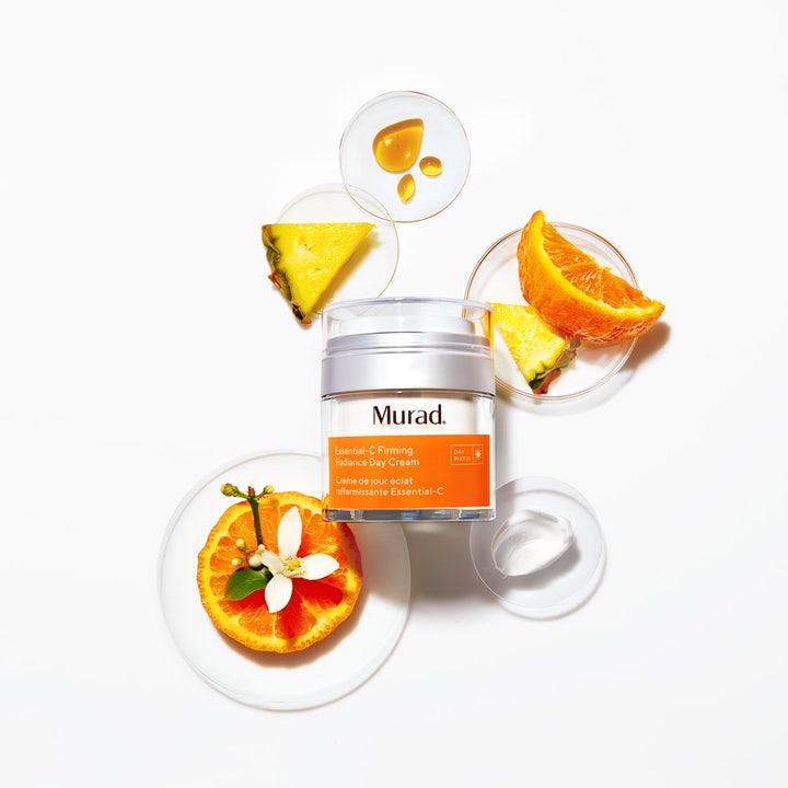 Murad Essential-C Firming Radiance Day Cream 50 ml opstrammende dagcreme vist med friske appelsiner og ananas