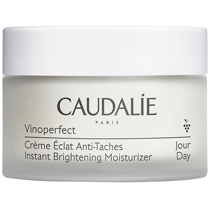Caudalie Vinoperfect Instant Brightening Moisturizer 50 ml dagcreme i en krukke af frostet glas med hvidt låg