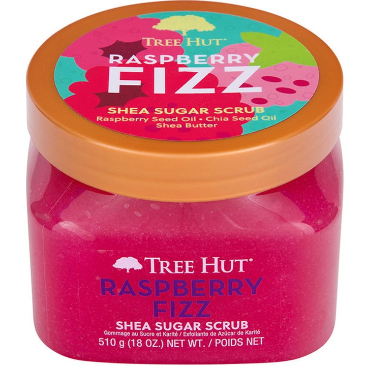 Tree Hut Raspberry Fizz Shea Sugar Scrub 510 g eksfolierende body scrub med pink sukkertekstur og bronzefarvet låg