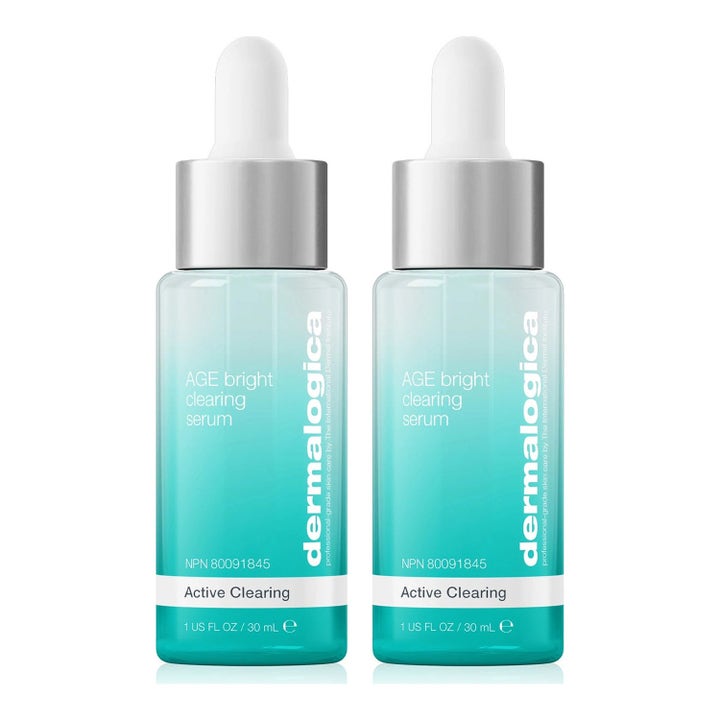 Dermalogica AGE Bright Clearing Serum 30 ml mod urenheder i to gennemsigtige flasker med blå væske og hvide pipetter