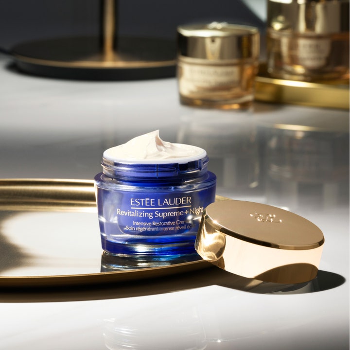 Estée Lauder Revitalizing Supreme + Night Cream 50 ml opstrammende nattcreme i blå glaskrukke med cremet tekstur og guldlåg