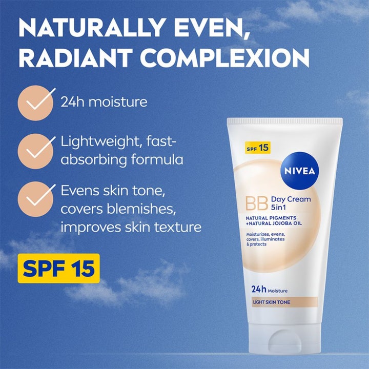 NIVEA BB Tinted Moisturiser 50 ml tonet dagcreme med SPF 15 i hvid tube der giver en jævn og strålende hud.