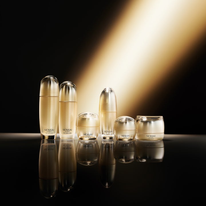 Sensai Ultimate The Concentrate N Refill 30 ml serum i elegante guldbeholdere oplyst af gyldent lys