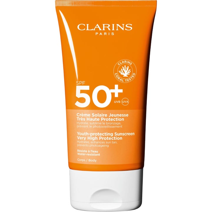 Clarins Youth-protecting Sunscreen SPF 50+ solcreme til kroppen der modvirker fotoaldring i orange tube med hvidt låg