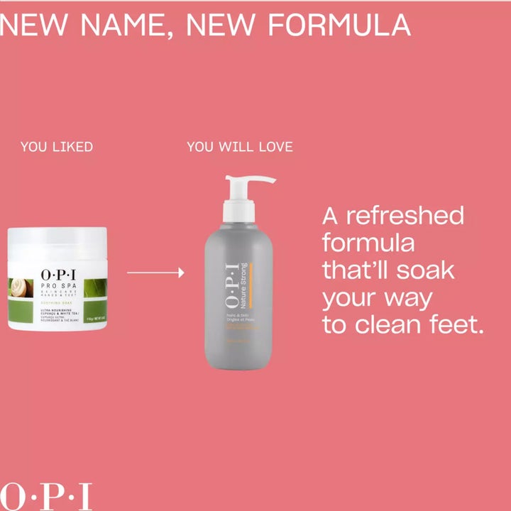 OPI Nature Strong Soften Up Pedi Soak 250 ml rensende fodbad i grå pumpeflaske vist på lyserød baggrund.