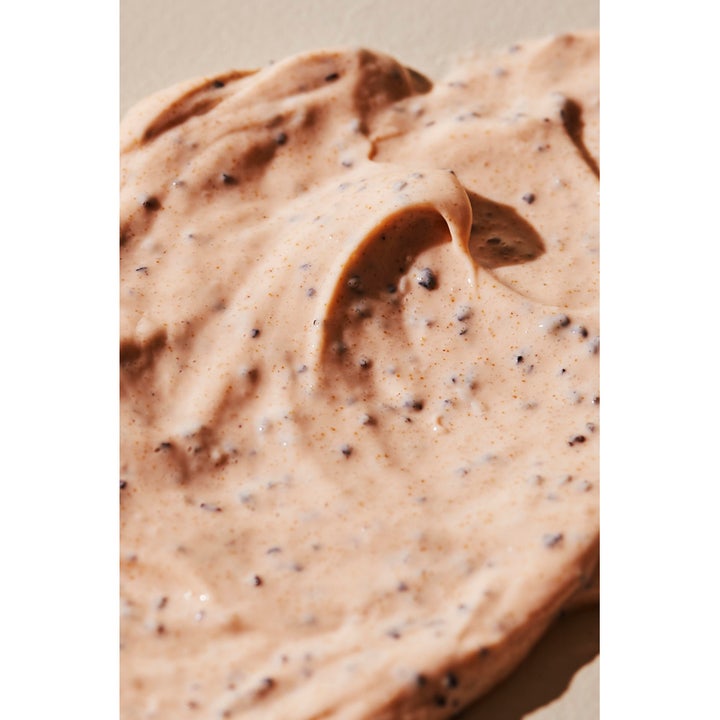 Hickap Hyper Glow Body Scrub 150 ml eksfolierende kropspleje med cremet beige tekstur og mørke korn