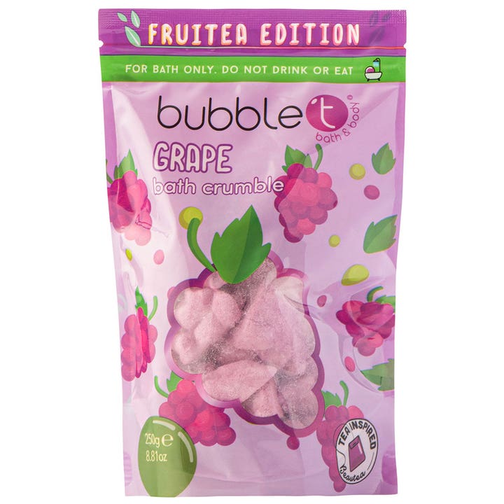 Bubble T Grape Bath Crumble 250g velduftende badesalt i lilla pose med vindrueformet vindue og lyserødt indhold.