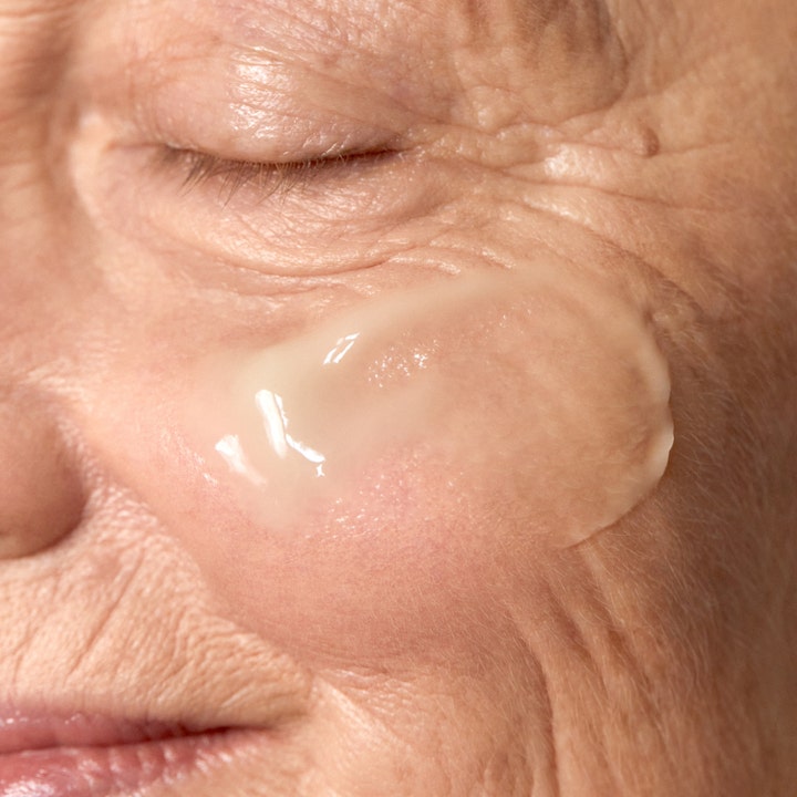MÁDARA AGE PRO Intense Wrinkle Serum 30 ml mod rynker viser en cremet geltekstur påført moden hud ved øjet.