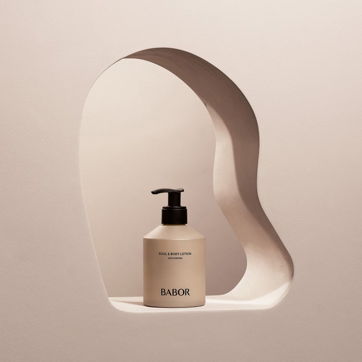 Babor Soul & Body Lotion 250 ml plejende bodylotion i beige pumpeflaske placeret i en kunstnerisk niche