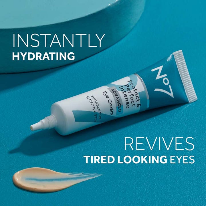 No7 Protect & Perfect Intense Advanced Eye Cream 15 ml fugtgivende øjencreme genopliver trætte øjne i blå tube med tekstur.