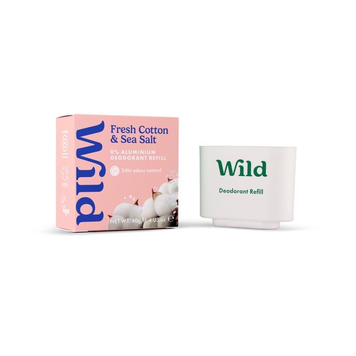 Wild Fresh Cotton & Sea Salt 40g deodorant refill modvirker lugt i lyserød papæske ved siden af hvid beholder