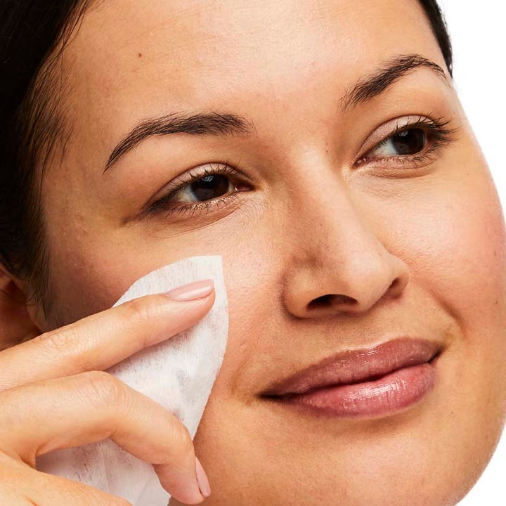 No7 Biodegradable Wipes 30 stk bionedbrydelige rengøringsservetter renser huden på en kvinde i ansigtet