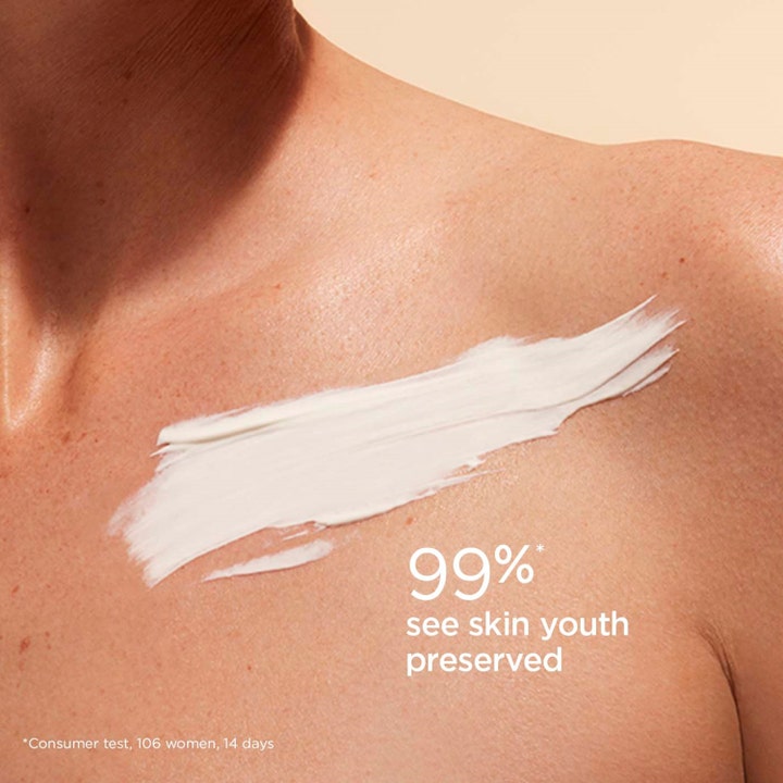 Clarins Youth-protecting Sunscreen SPF30 Body 150 ml solcreme med hvid tekstur på hud og 99% skin youth preserved tekst.