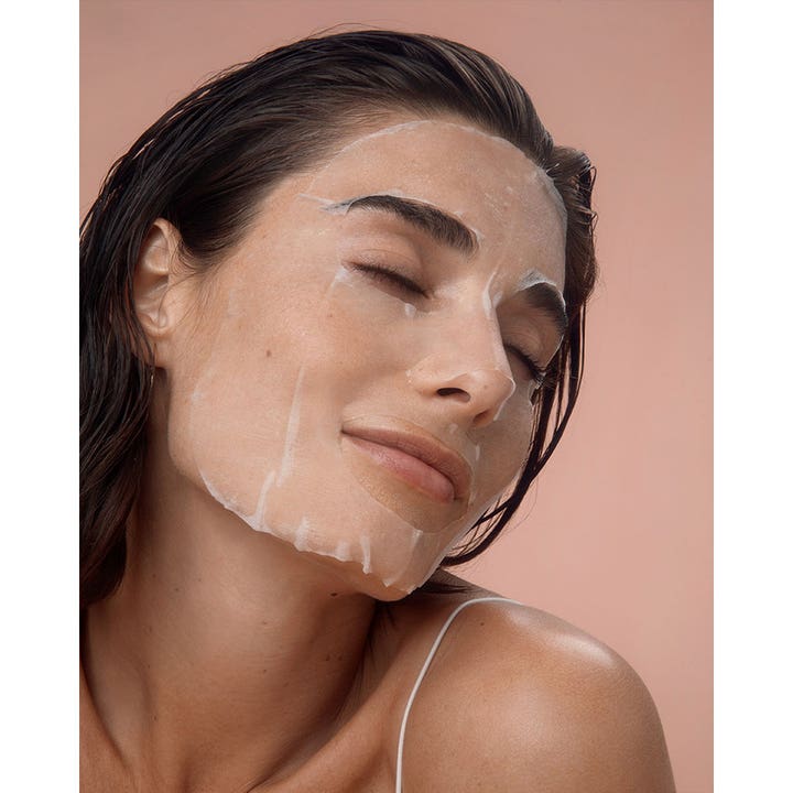 NIVEA Q10 Energy Sheet Mask 1 stk energigivende ansigtsmaske påført en kvindes ansigt