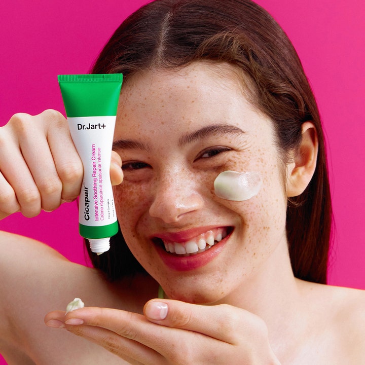 Dr.Jart+ Cicapair Intensive Soothing Repair Cream 50 ml beroligende dagcreme i grøn tube vist på smilende kvinde