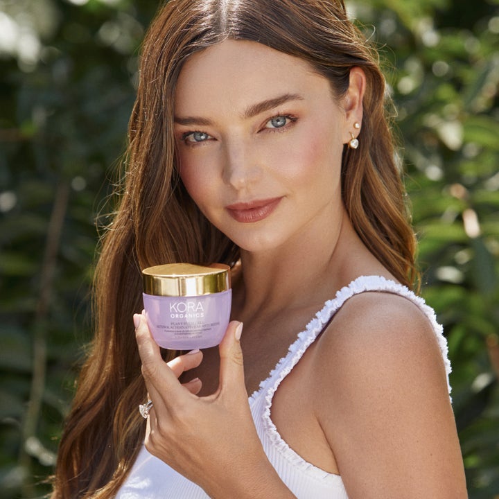 KORA Organics Plant Stem Cell Retinol Alternative Moisturizer 50 ml ansigtscreme i lilla krukke holdt af kvinde