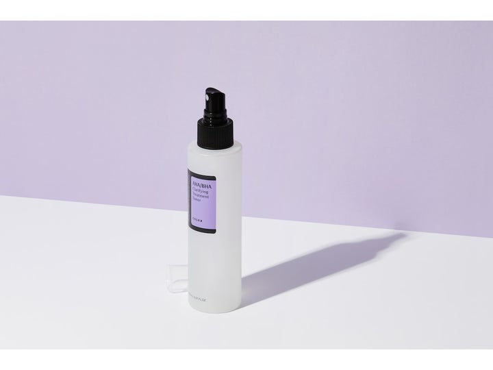 COSRX AHA/BHA Clarifying Treatment Toner 150 ml eksfolierende toner i sprayflaske på lilla baggrund