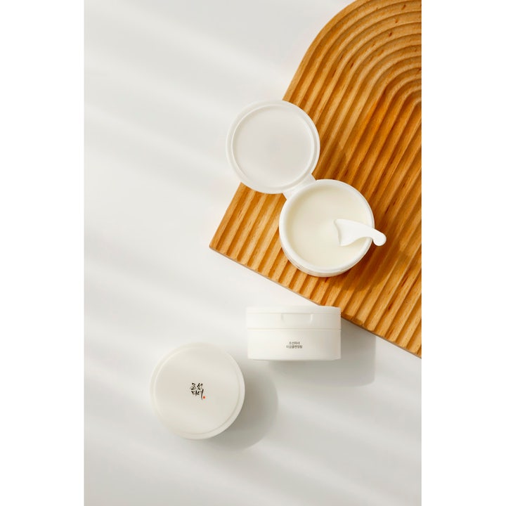 Beauty of Joseon Radiance Cleansing Balm 100 ml ansigtsrens i hvide krukker med hvid tekstur og spatel på træbakke