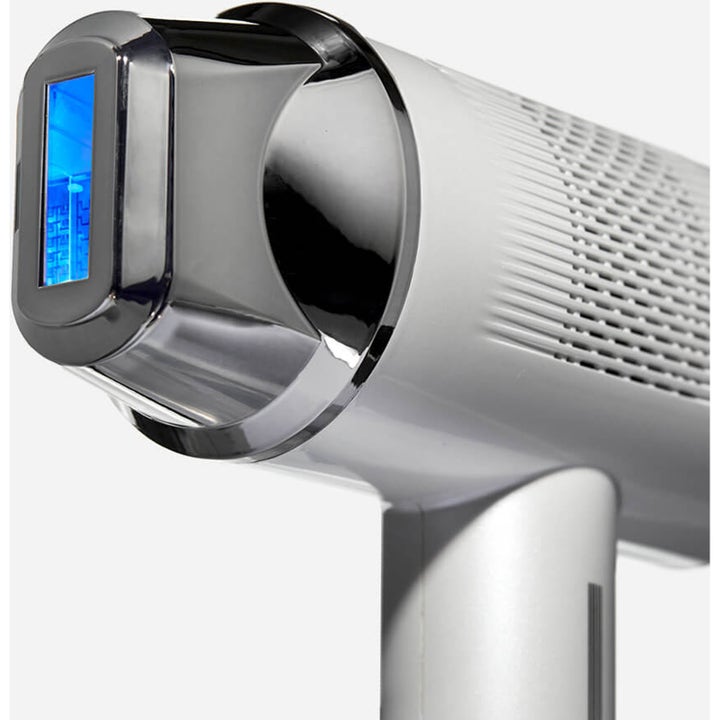 Currentbody Skin Laser Hair Removal Device til permanent hårfjerning hvidt apparat med krom og lysende blåt vindue