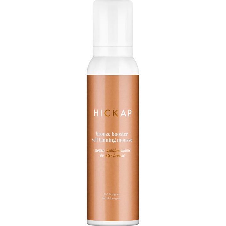 Hickap Bronze Booster Self Tanning Mousse giver en solkysset glød i hvid flaske med bronzefarvet etikette og pumpe