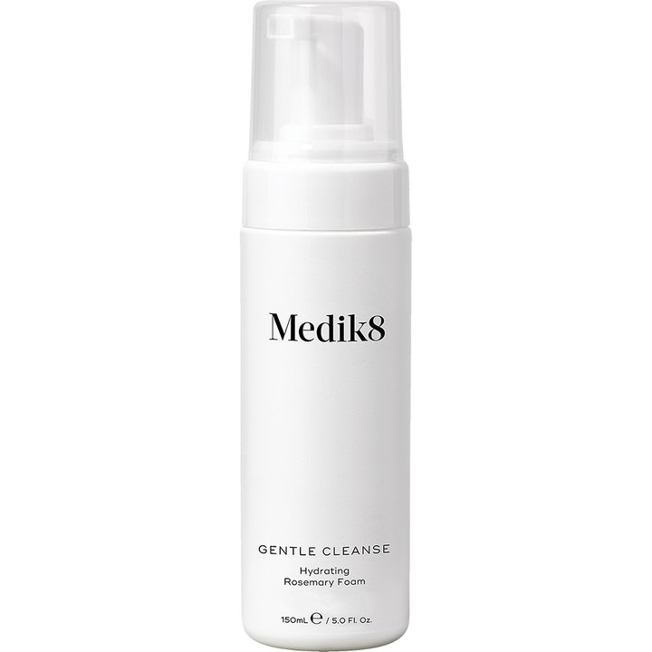 Medik8 Gentle Cleanse 150ml fugtgivende skumrens med rosmarin i hvid plastflaske med klar pumpehætte.