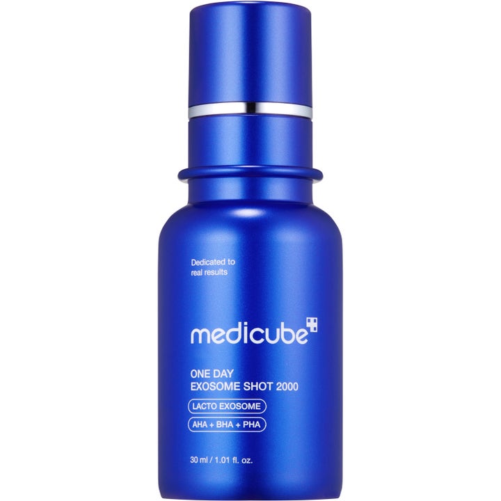 Medicube One Day Exosome Shot 2000 30 ml eksfolierende serum med AHA BHA PHA i en mat blå flaske med sølvdetalje