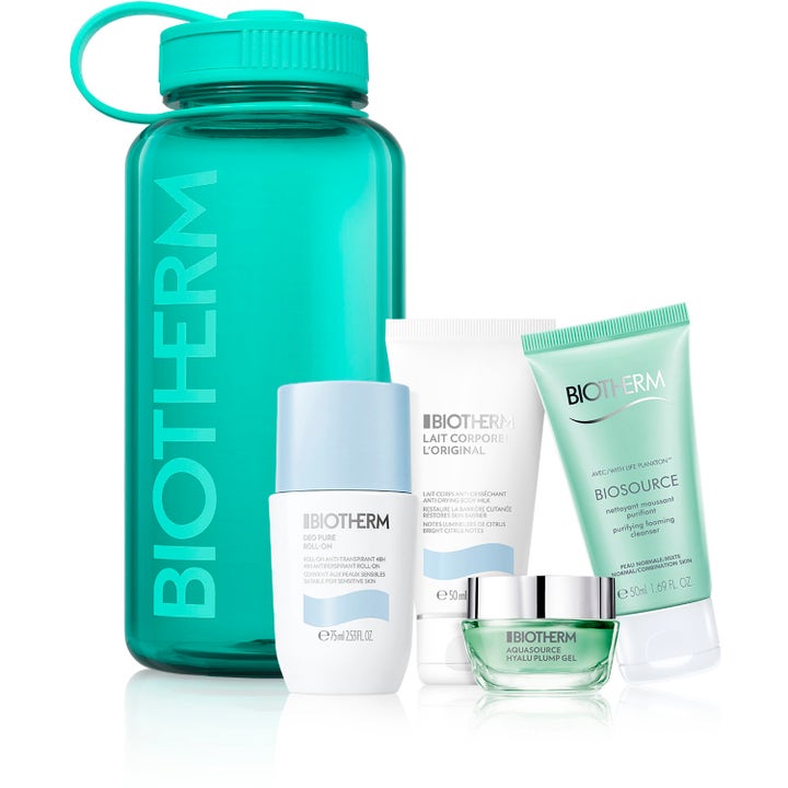 Biotherm Hydrating Essentials Set med ansigtsgel og kropspleje i hvide og grønne tuber ved siden af en turkis vandflaske.