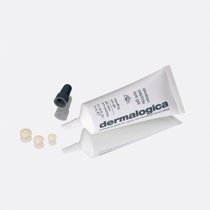 Dermalogica Awaken Peptide Eye Gel 15 ml opstrammende øjencreme i hvid tube med dråber af cremet tekstur