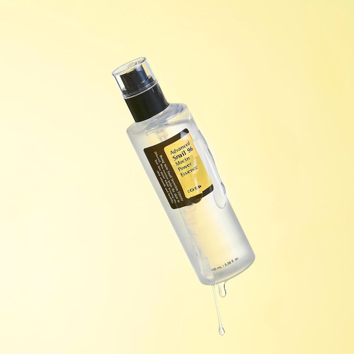 COSRX Advanced Snail 96 Essence 100 ml fugtgivende snegleslim i klar pumpeflaske med dryppende tekstur