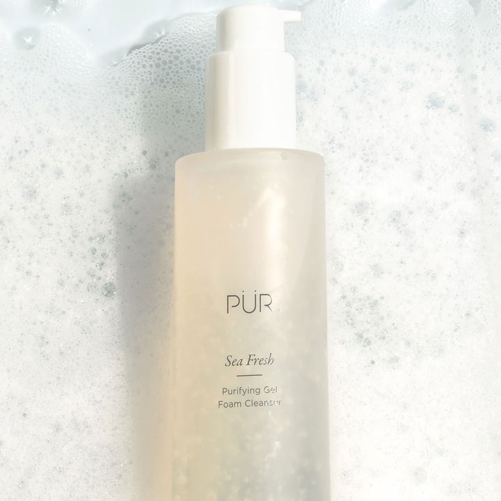 PÜR Sea Fresh Purifying Gel Foam Cleanser 150 ml rensende gel i frostet flaske omgivet af hvidt skum