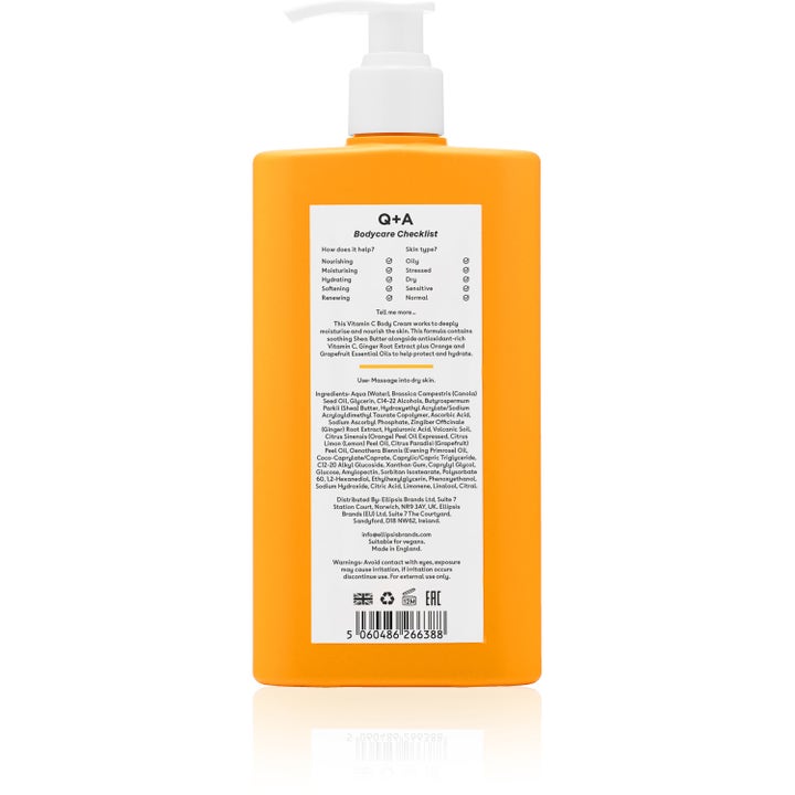 Q+A Vitamin C Body Cream 250 ml i orange pumpeflaske viser ingrediensliste og Bodycare Checklist på bagsiden.