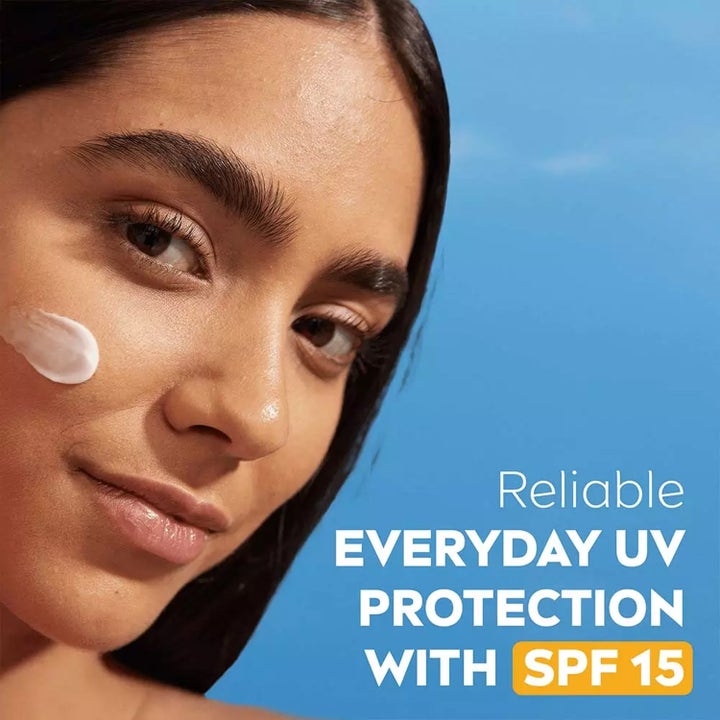 NIVEA Soft Daily UV Moisturizing Cream SPF15 100 ml fugtighedscreme påføres en kvindes kind mod en blå himmel