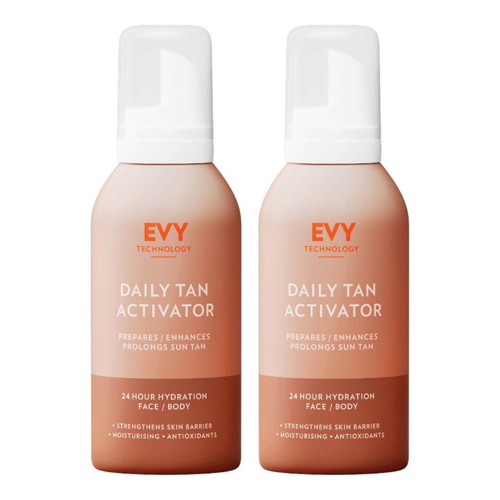 EVY Technology Daily Tan Activator 150 ml fugtgivende mousse som forlænger kulør i to beige flasker med hvide låg