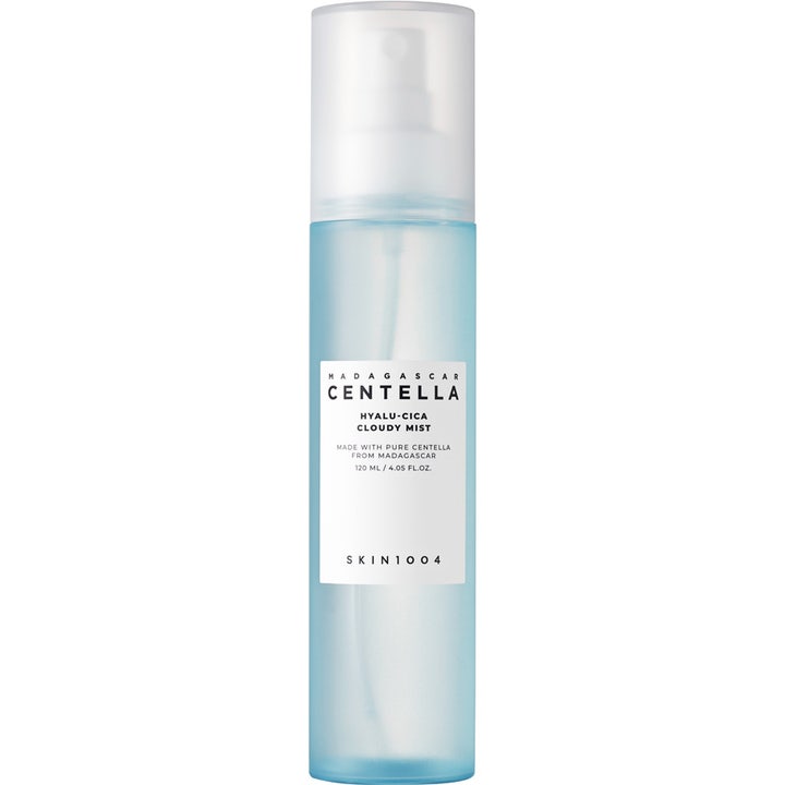 Skin1004 Madagascar Centella Hyalu-Cica Cloudy Mist 120 ml fugtgivende mist i lyseblå gennemsigtig flaske med hvidt låg