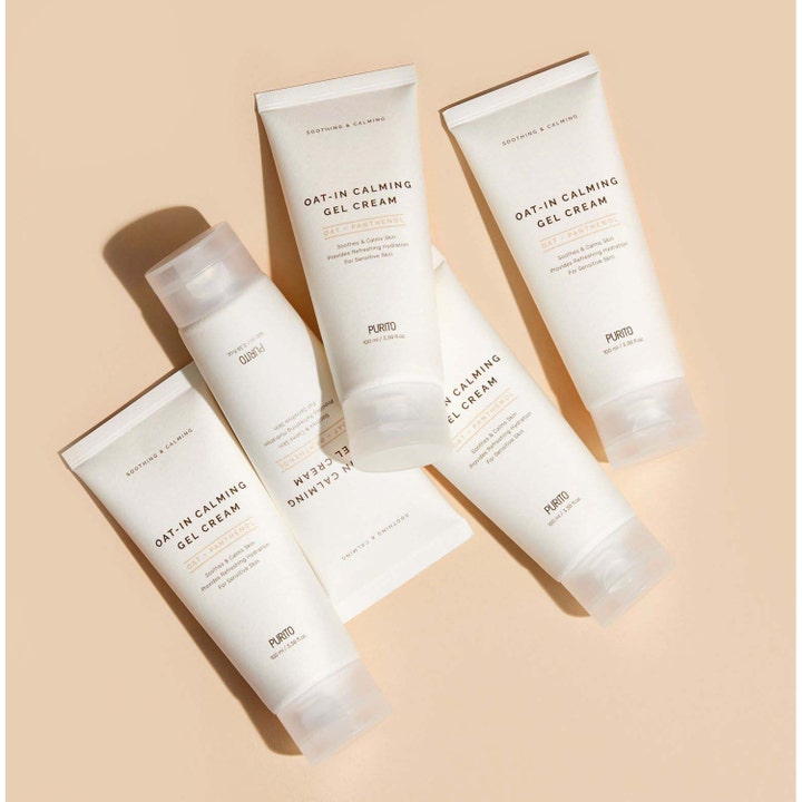 Purito Oat-in Calming Gel Cream 100 ml beroligende ansigtscreme i hvide tuber på en beige baggrund