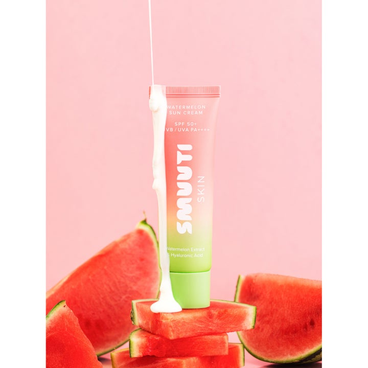 Smuuti Skin Watermelon Sun Cream 50 ml fugtgivende solcreme SPF 50+ i pink tube omgivet af friske vandmelonstykker