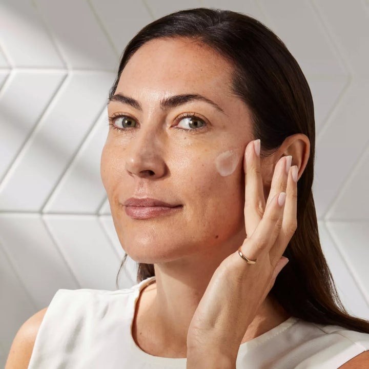 No7 Future Renew Repair Serum 25 ml reparerende serum påføres af en kvinde på kinden for sund hud