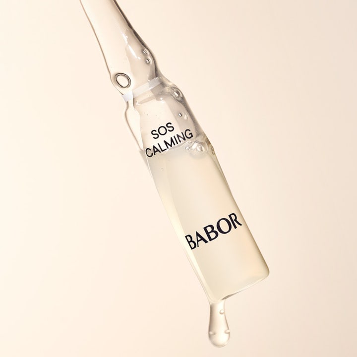 Babor Ampoule SOS Calming 14 ml beroligende serum i glasampul med en dråbe flydende konsistens